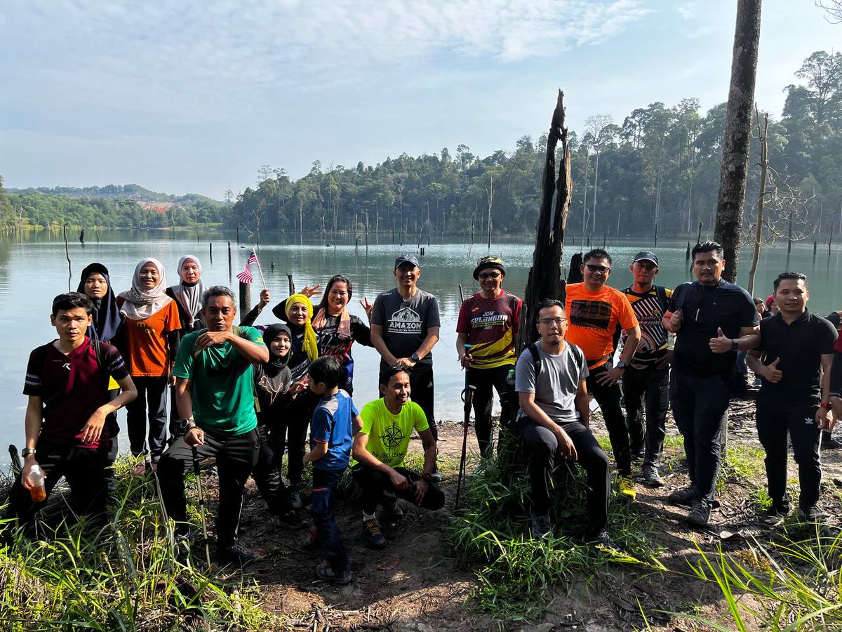 JKRWoksyop's tweet photo. Ahad...

Hiking bersama Pengarah Rekabentuk CKM &amp; warga BPMek.

Lokasi: Tasik Cermin &amp; Bukit Sapu Tangan, Shah Alam.

Jarak: 6.7km

Elevation Gain: 438m

Peserta: 23 org

@JKRMalaysia 
@JKR_CKM https://t.co/HYFtauIk6b
