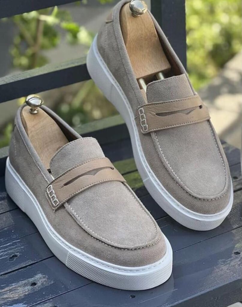 DjMaphorisa's tweet photo. Can anyone help me find the guy who made these shoes please 

number or his handle something please or tag him https://t.co/97SiQFWy9m