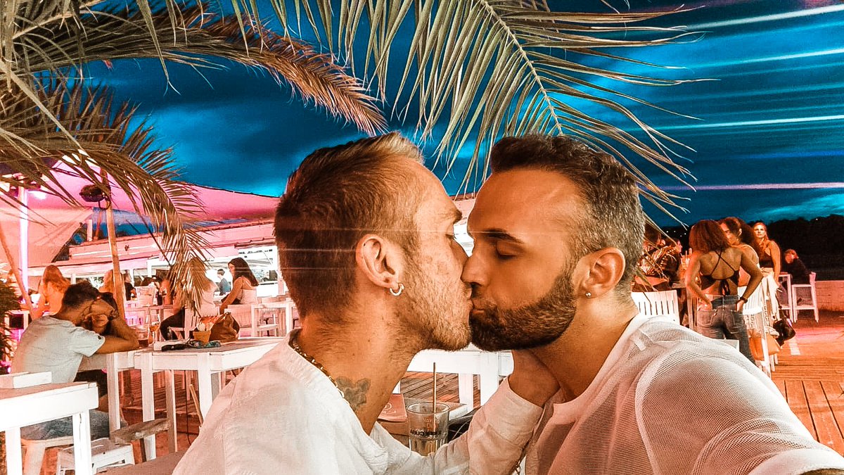 Dan_Mhbr's tweet photo. Hier c'était restaurant en amoureux les pieds dans le sable pour fêter une grande nouvelle. 🙈

Ma boîte a acceptée ma mutation. 🎉 Nous allons enfin pouvoir emménager ensemble. 🥰❤️ https://t.co/uM9qlju773