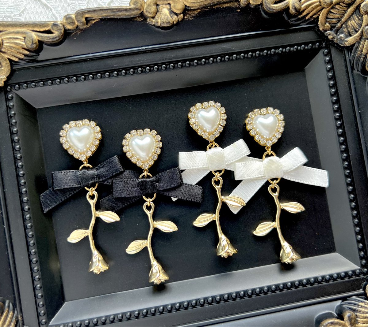 manys_handmade's tweet photo. 〖 新作 〗

リボンと薔薇が揺れる、大人可愛いデザインのピアス・イヤリング🤍.*･ﾟ
ご希望があればリボンの色は変更可能です◎

＊minne  ↓ ↓
https://t.co/CsQnH4vEIU

#ハンドメイドアクセサリー 
#ハンドメイド好きさんと繋がりたい https://t.co/WxBfirXUMT