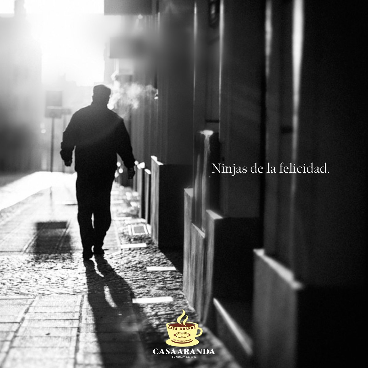 Una figura muy querida aquí es lo que llamamos entre nosotros "Ninjas de la Felicidad". Papás y mamás que vienen muy temprano, cuando la mayoría de la ciudad aún duerme, para llevarse sus churros a casa y sorprender a su familia que todavía descansa. #malaga #casaaranda #churros