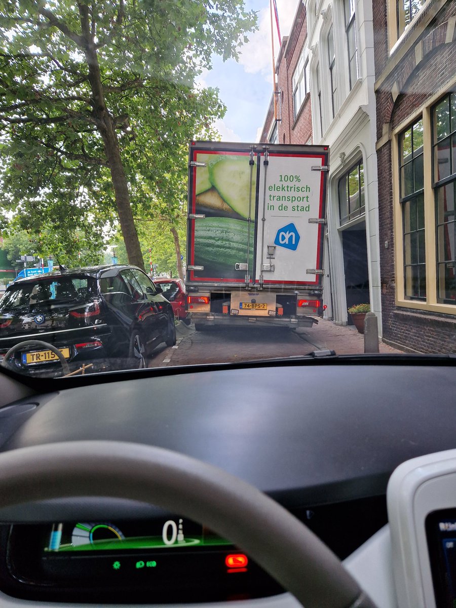 BlueSam76's tweet image. #greenwashing @albertheijn #gouda @GemeenteGouda met een veel te grote diesel vrachtwagen door de smalle straatjes in het centrum van Gouda rijden met een totaal loze belofte #reclamecodecommissie