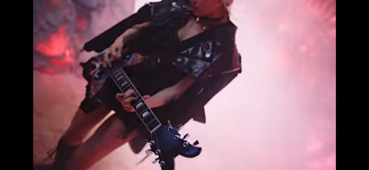 มีใครคิดเหมือนผมมั้ยว่า พาร์ทของโรเซ่ในเพลงpink venom เหมือนในเรื่องstranger things ยิ่งตอนที่โรเซ่ดีดกีต้าร์เหมือนเอ็ดดี้เลย😱😱 #PINKVENOM  #StrangerThings