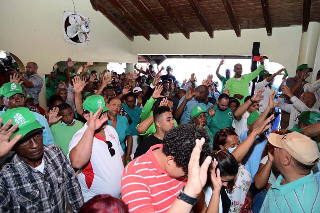 Con la juramentación de nuevos miembros en #HatoMayor, definitivamente #SeguimosCreciendo a pasos firmes.
Bienvenidos sean todos al partido de la esperanza y el futuro seguro de la República Dominicana. 
#SeguimosCreciendo 
#FuerzaDelPueblo
#FPSeFortalece
#Juramentaciones