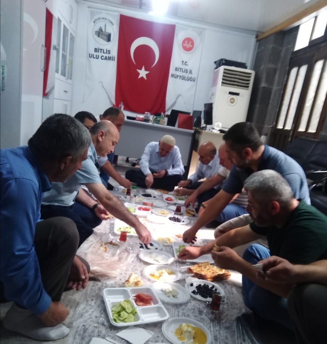 bitlisulucami's tweet photo. Tarihi #bitlisulucami'mizin kubbesi altında cami cemaatimizle kahvaltı yaptık.
@BitlisValiligi
@bitlismuftulugu
@IsliyenDr
@dinckadir43
@EceMuhammet
@Hasan3076882795 https://t.co/kM0fk1jgip