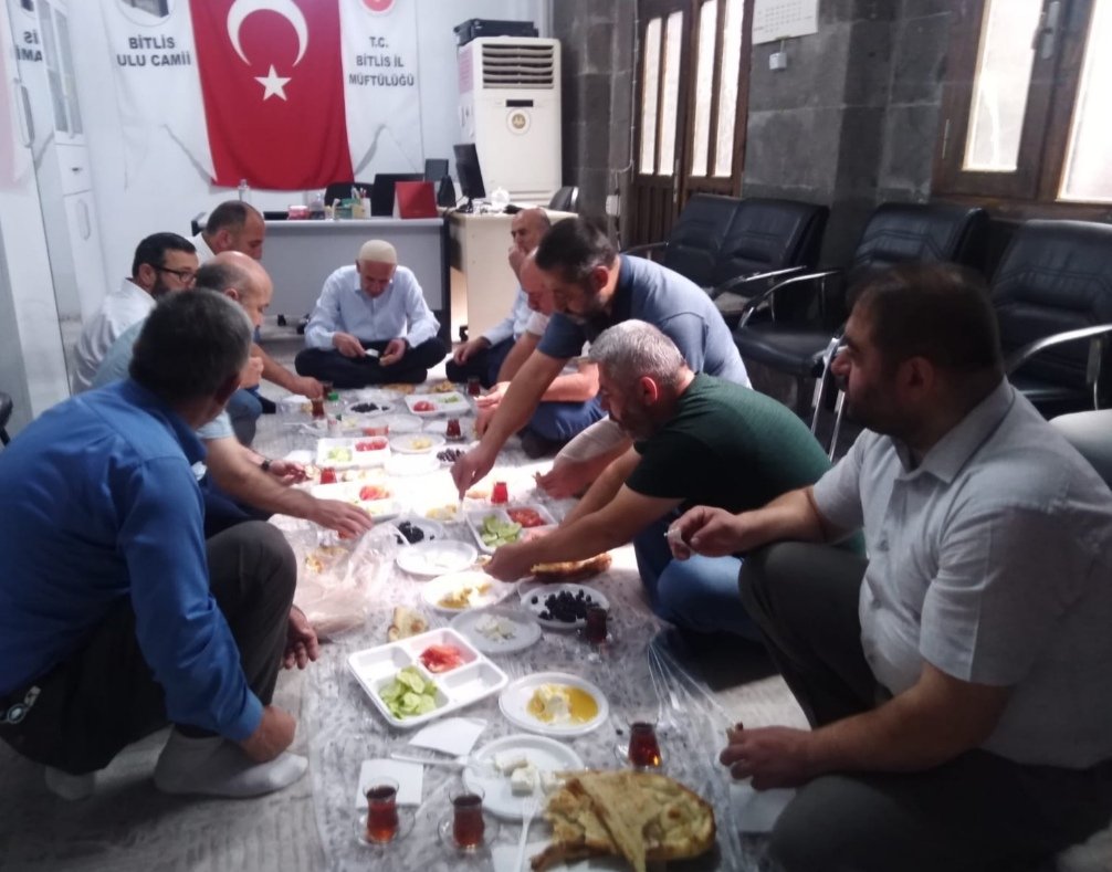 bitlisulucami's tweet photo. Tarihi #bitlisulucami'mizin kubbesi altında cami cemaatimizle kahvaltı yaptık.
@BitlisValiligi
@bitlismuftulugu
@IsliyenDr
@dinckadir43
@EceMuhammet
@Hasan3076882795 https://t.co/kM0fk1jgip
