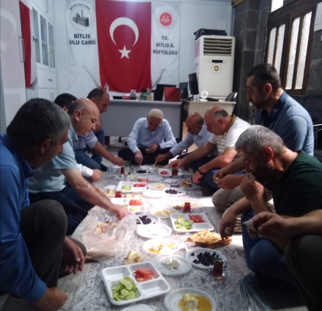 bitlisulucami's tweet photo. Tarihi #bitlisulucami'mizin kubbesi altında cami cemaatimizle kahvaltı yaptık.
@BitlisValiligi
@bitlismuftulugu
@IsliyenDr
@dinckadir43
@EceMuhammet
@Hasan3076882795 https://t.co/kM0fk1jgip