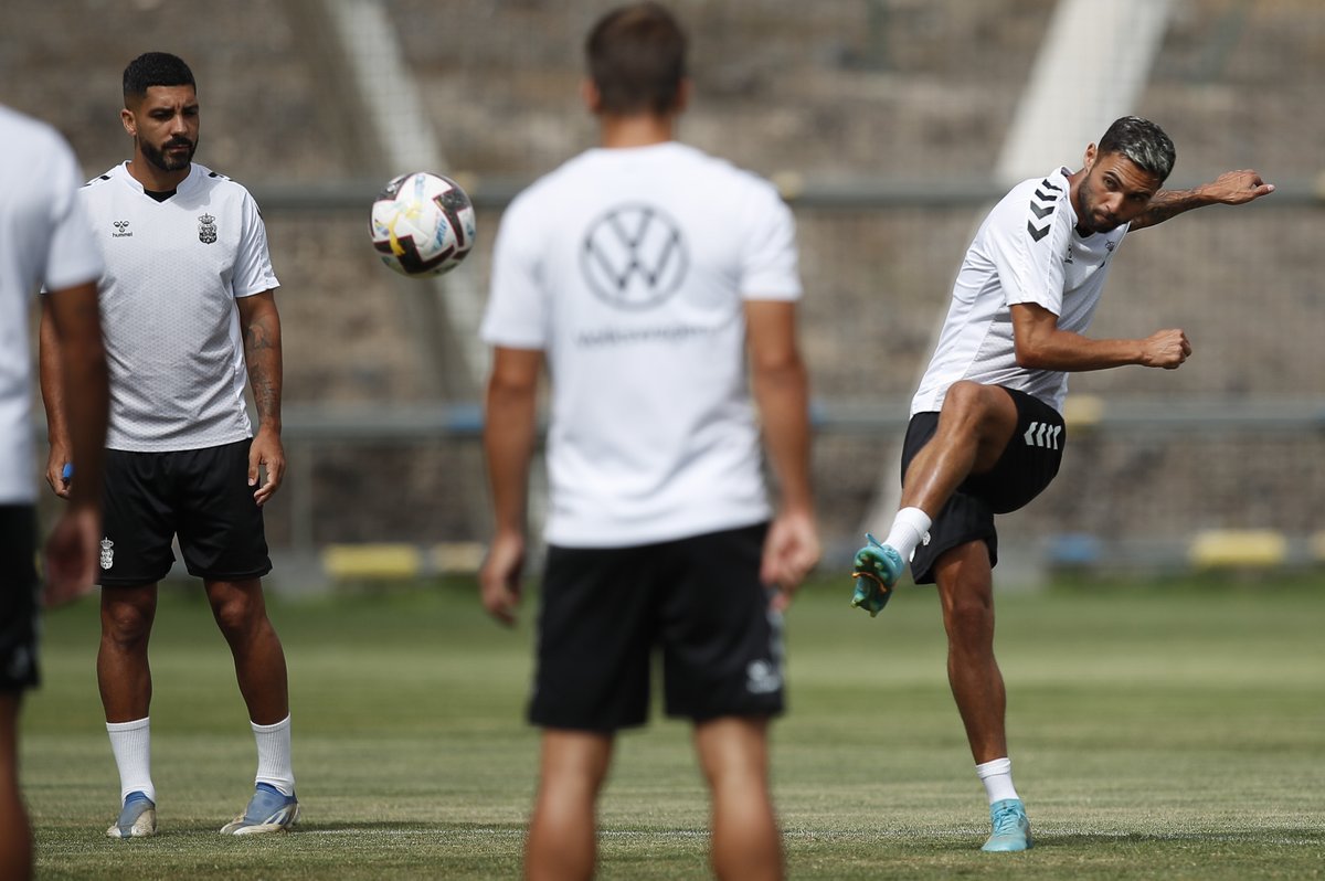 UDLP_Oficial's tweet photo. 🔛 ¡Preparados para la 2ª jornada!
Nuestro equipo afronta el último entrenamiento antes de emprender el desplazamiento a Málaga ⚔️

#MálagaLasPalmas | #LaUniónHaceLasPalmas 💛💙 https://t.co/8j13xjWCNF