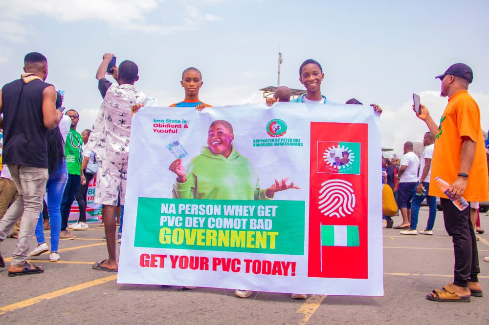 This is an appreciation tweet, These two girls, I doubt if they are up to 15 years, but they held this particular flex banner and walked round owerri with us for over 4 hours. A new Nigeria is coming #Imo1MillionManMarch #owerri @_weyimi
