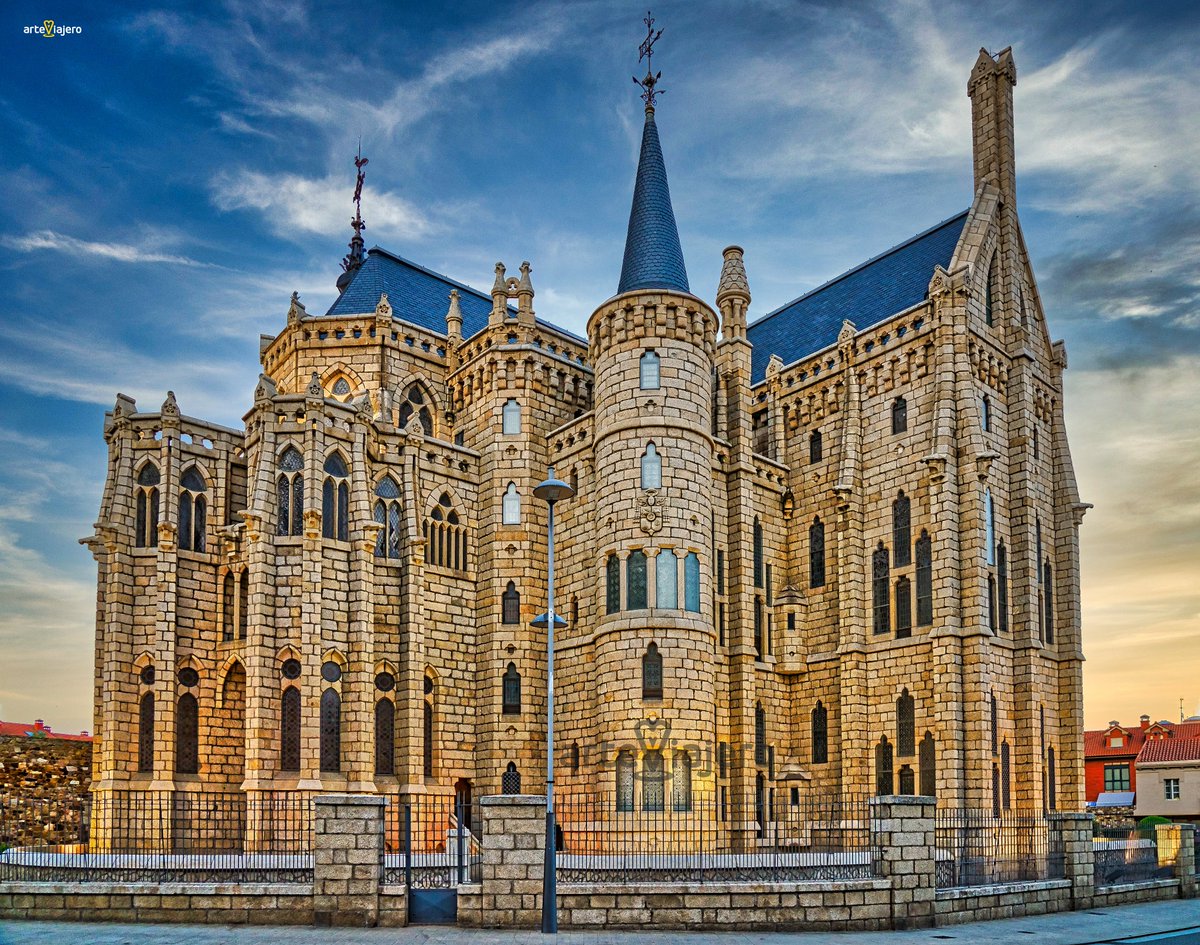 arteviajero_com's tweet image. Palacio Episcopal de Astorga (#León), proyectado por el arquitecto modernista Antoni Gaudí, una de sus pocas obras realizadas fuera de Cataluña. Fue construido entre los años 1889 y 1915 con granito procedente del Bierzo #FelizDomingo #nft