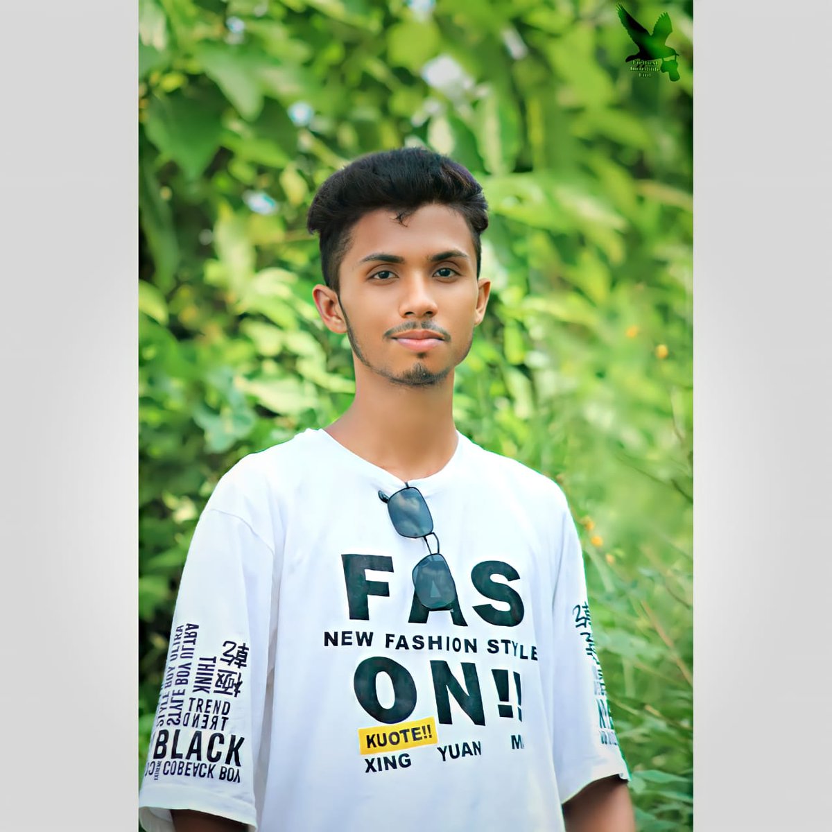ক্যাফেটেরিয়া পেরিয়ে
এখনো থমকে দাঁড়িয়ে সেই কৃষ্ণচূড়া
যেখানে জমে থাকা গল্প 
নিরবে হারিয়ে যাওয়া ভালোবাসা 🥰