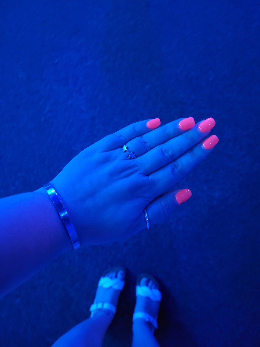 Wish my toe nails looked as cool as my finger nails in this light 😍