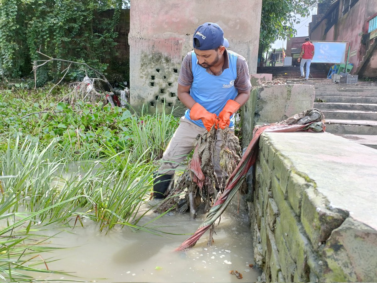 Pahchanfoundat1's tweet photo. #InsanTeriGangaMaily
#week82

Clean up drive.

Volunteers of the organization collected almost 90 Kg of garbage today...https://t.co/V8tROyIfiu

#Pahchanfoundation
#PeerGhat #CleanGanga #SaveGanga #SDGs #Goal13 #ClimateAction #Goal14 #LifeBelowWater #Kolkata #WestBengal #india https://t.co/H9vRtMLrel