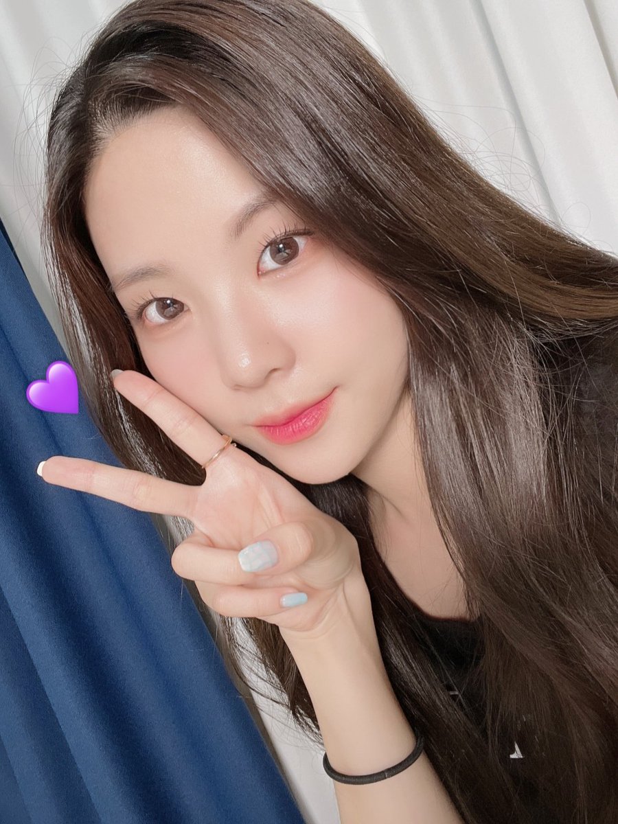 cignature_J9's tweet photo. 이번주도 수고했ㅇㅓ🍀 셀플리와 함께 ••🤤💖💖 #셀린짹짹

#시그니처 #cignature #셀린 #Seline https://t.co/lGddCKa1DF