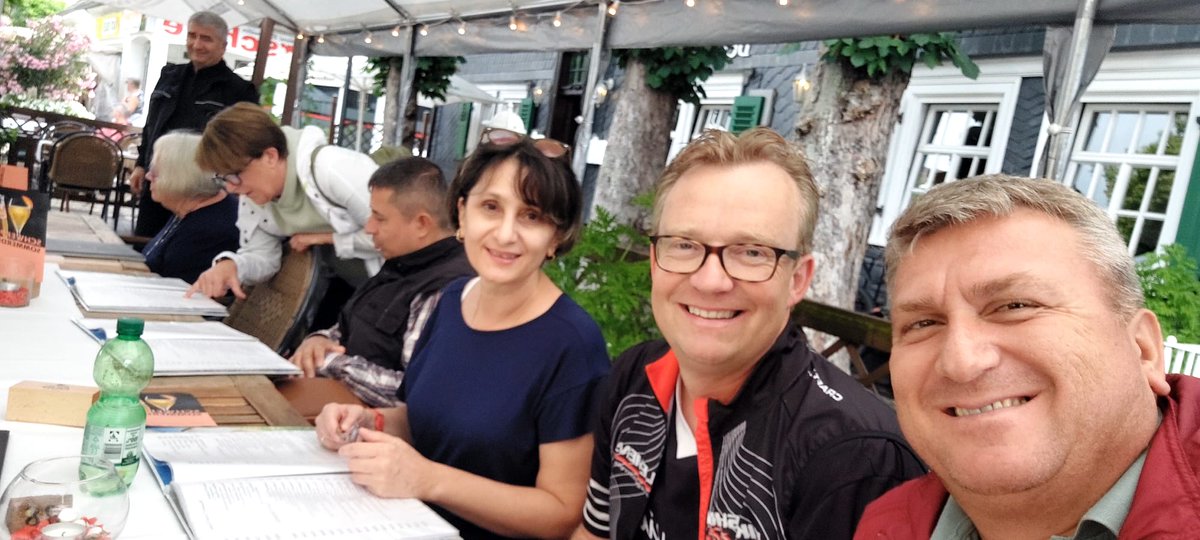 Lennestadt belediye başkanımız Tobias Puspas ile sohbet ediyoruz. Karşılıklı öğrenci ve öğretmen hareketliliği gorus alışverişinde bulunuyoruz.