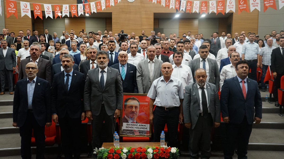 Şehit liderimiz Muhsin Yazıcıoğlu'nun Ağabeyi Yusuf Yazıcıoğlu, onur konuğu olarak Kayseri İl Kongremizi teşrif ettiler.