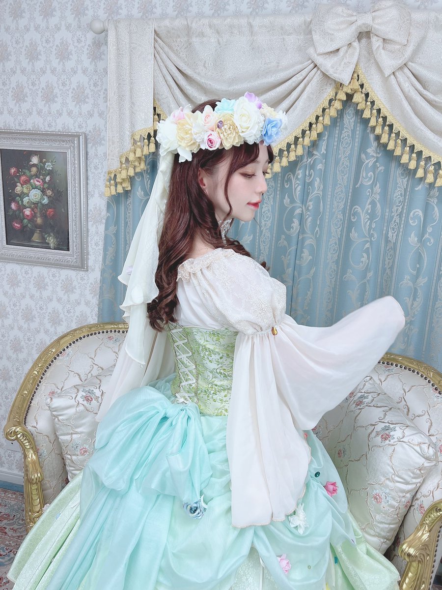 fukasawamidori's tweet photo. 本日の@HT_SewingSchool 洋裁スクールの授業で半日で作り上げたという宝石姫ドレス💎💐私もパーツの縫い付けだけ参加させていただきました💎

デザイン画の段階でも説明アドバイスさせていただいたり
みんなで意見を出し合い作り上げるという作業がとても楽しかったです☺️✨ https://t.co/NZtLl6pG1o