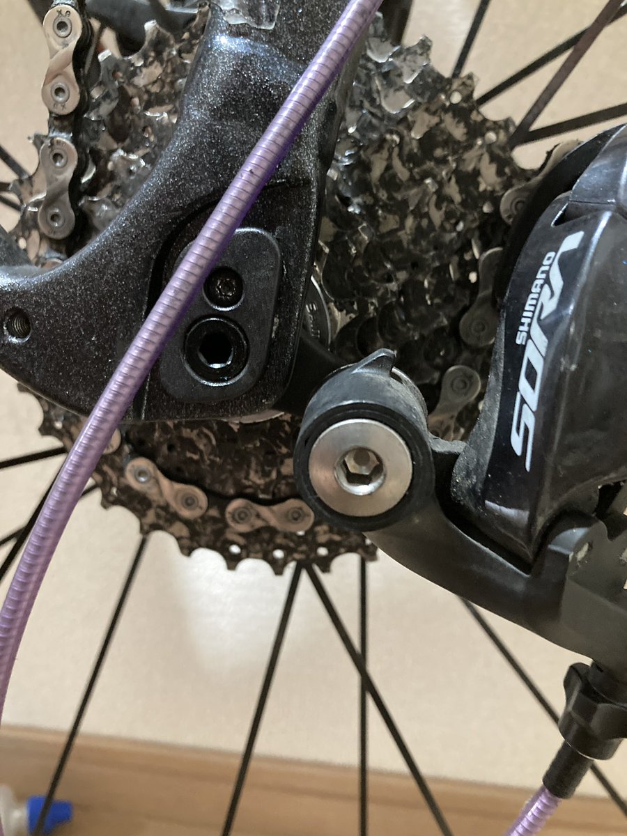 naowatt's tweet photo. 折角ホイールベース変更ができるフレームなので、ハブのグリスアップついでにロングに変更🔧

懸念してた変更後のディレーラー調整は要らなかったけど、こちら側のネジがうまく入らないのかディレーラーハンガーの固定が難しかった。(解決策:スルーアクスルつけた後に固定)

#GIANT #revolt2 https://t.co/a7jgGCF0fD