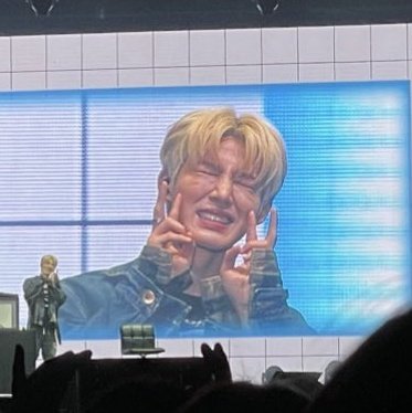 fairykingbinnie's tweet photo. hanbin recreating his baby pic 😭😭 don't talk to me i cannot do this today HE SO CUTE AAAAAAAA https://t.co/LZhlKev4Fy
