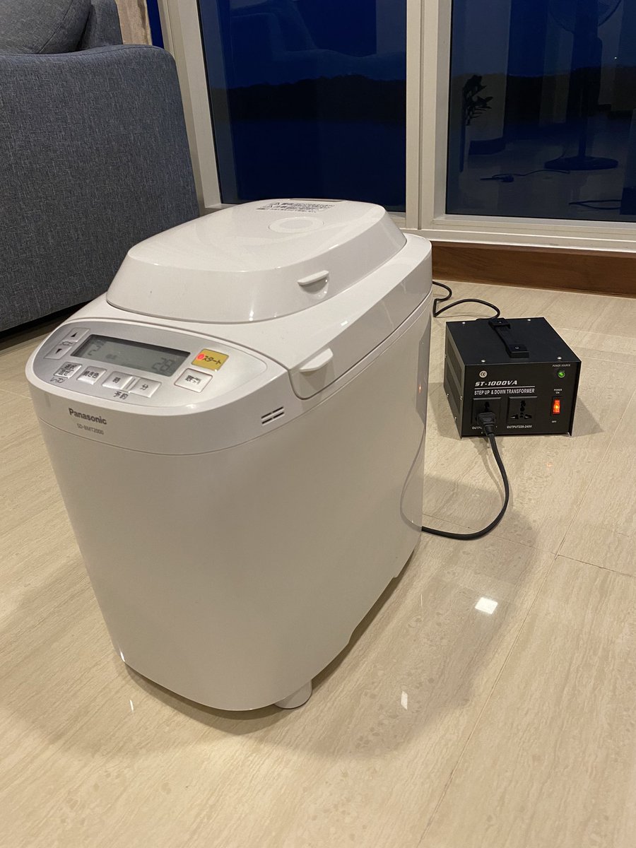 unvaxx_earthian's tweet image. マレーシアLazadaで買った変圧器、問題なく動いてくれた！RM350、日本で買えるものよりずっと安いから心配だったけど、良かった！

#マレーシア #ホームベーカリー