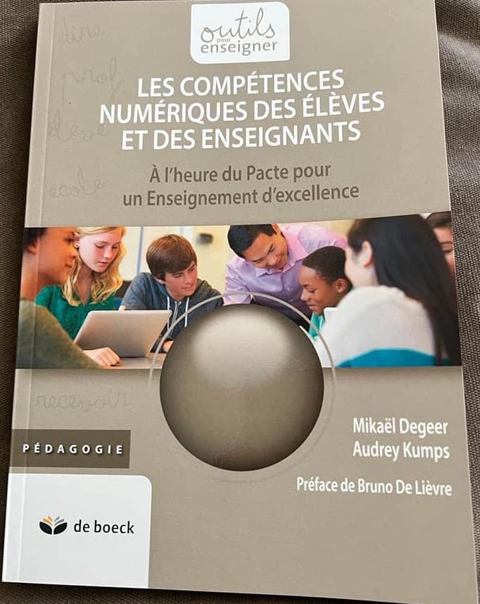 Monsieur_Gou's tweet photo. Je vous présente le livre de @MikaelDegeer, et @audrey_kumps: "Les compétences numériques des élèves et des enseignants à l’heure du Pacte pour un Enseignement d’excellence".
Retrouvez un bref retour du contenu de cet ouvrage.
#FMTTN
#Digicompedu
https://t.co/MVWYTHuydI https://t.co/QeKf2vepCA