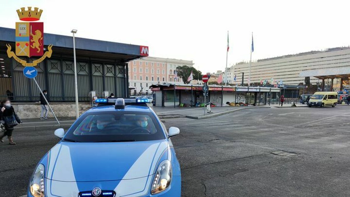 Paura all'alba a #termini, tenta di rapinare un uomo e lo accoltella: arrestato per tentato omicidio dlvr.it/SX02mv