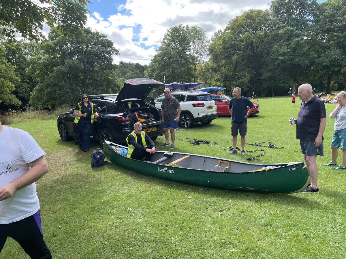 BarryDickinson0's tweet photo. Out with the family in Richmond N Yorkshire and came across the WM and brethren of Lennox Lodge 123 from the town who had been in their canoes cleaning the Swale as part of their community engagement. Great work, well done https://t.co/boiYuuq0Qd