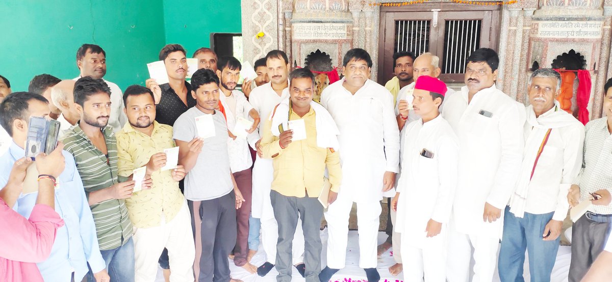 spetwofficial's tweet photo. #इटावा:जसवंतनगर विधानसभा क्षेत्र के बरलोकपुर,कर्री ओर बीना में @samajwadiparty द्वारा कैंप लगाकर सदस्यता अभियान चलाया गया। सपा के निवर्तमान जिलाध्यक्ष मा. गोपाल यादव जी ने  सैकड़ो लोगों को पार्टी की प्राथमिक सदस्यता दिलाई।
@yadavakhilesh @proframgopalya1 @yadavgopaletw https://t.co/gRg9JJS8yk