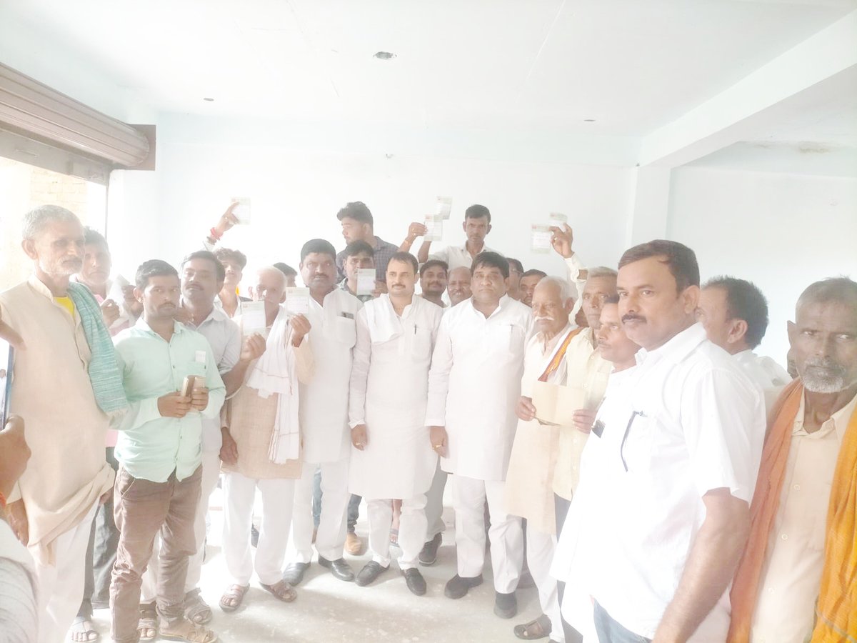spetwofficial's tweet photo. #इटावा:जसवंतनगर विधानसभा क्षेत्र के बरलोकपुर,कर्री ओर बीना में @samajwadiparty द्वारा कैंप लगाकर सदस्यता अभियान चलाया गया। सपा के निवर्तमान जिलाध्यक्ष मा. गोपाल यादव जी ने  सैकड़ो लोगों को पार्टी की प्राथमिक सदस्यता दिलाई।
@yadavakhilesh @proframgopalya1 @yadavgopaletw https://t.co/gRg9JJS8yk
