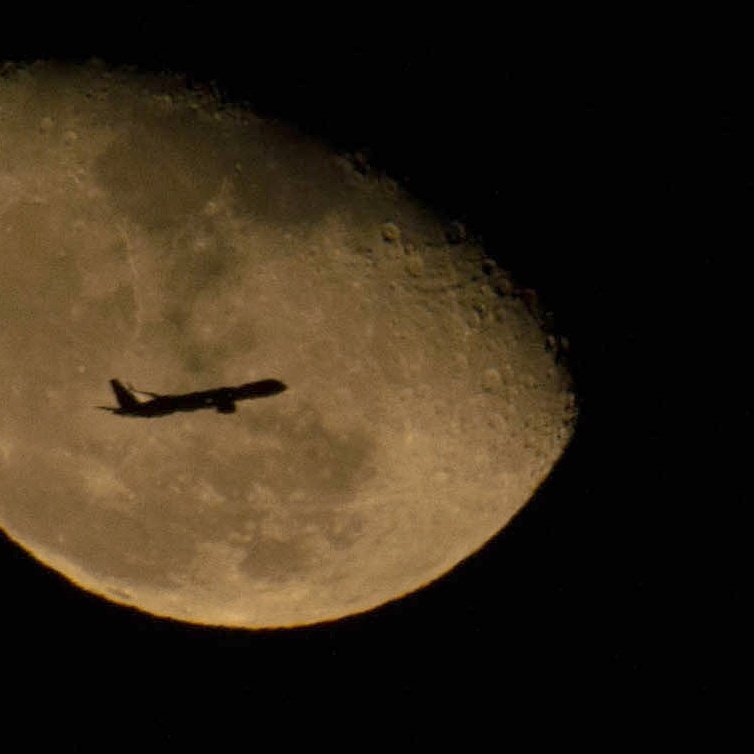 ANDREWBOBBITT2's tweet photo. Plane and moon shot 8-21-22 #NASAMoonSnap https://t.co/hcDc7nY2yo