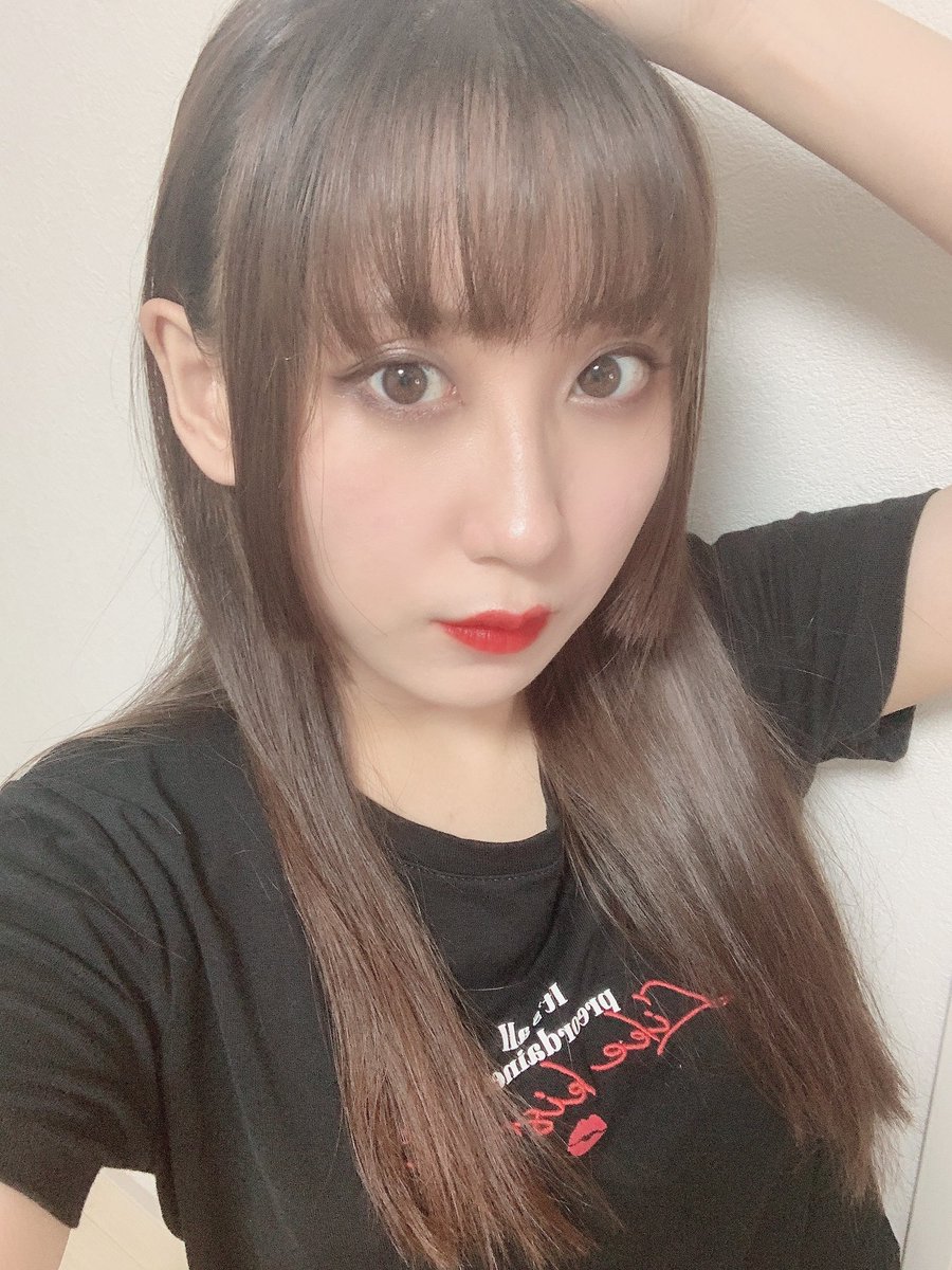otopi_chu's tweet photo. シルバ×ネイビー アイシャドウ👁🖤
大好きなBambi様のアゾ風に仕上げました✌️
@bambi_615 

たまにはこんなおちょもいかがですか？

#メイク #Bambi #radicalparty 
#姫カット #役者 #雰囲気女子 https://t.co/lUNcgg9PBU