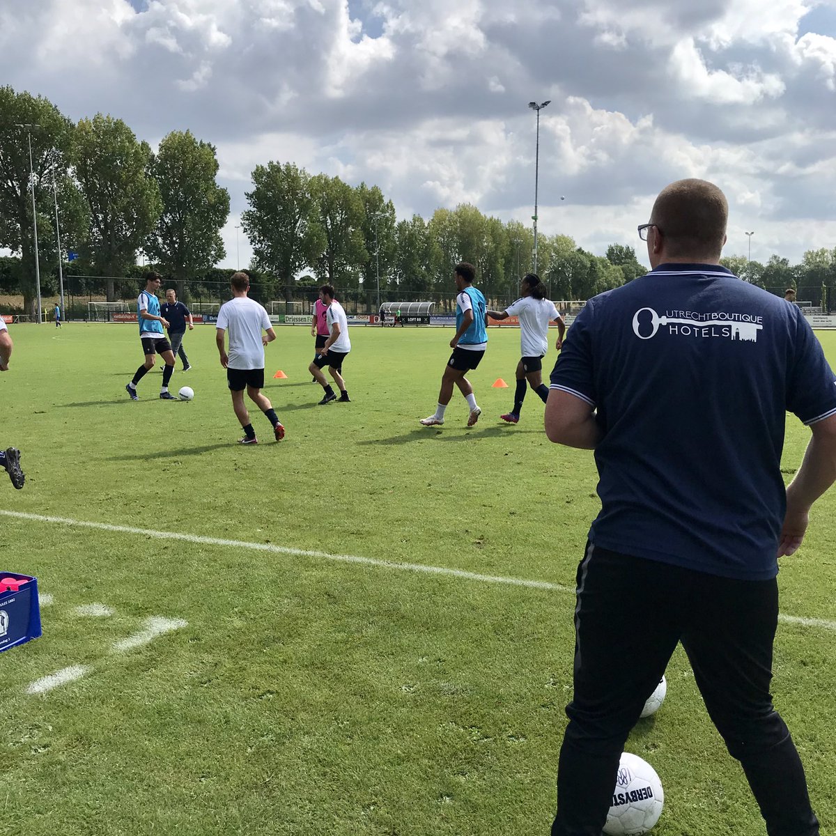 pvan_wezenberg's tweet photo. 🦜 | Het scheelde maar een paar seconden of @usvhercules1882 was tweeënhalve maand geleden gepromoveerd naar de 2e divisie. Vanmiddag beginnen de Utrechters ‘gewoon’ weer in de 3e divisie. De Kanaries van @vvdongen komen op bezoek. #herdon https://t.co/E0cUtnBMNM