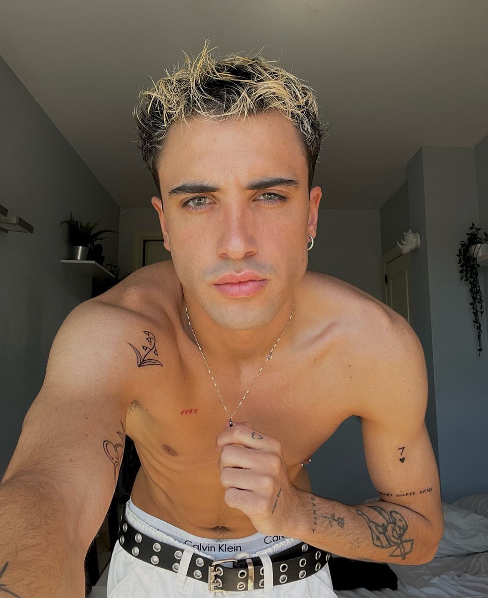 nickoroz's tweet photo. feliz domingo nuevos tatus mismas fotos!! 🍒🫶🏼🥀 https://t.co/14DpS2lW2C