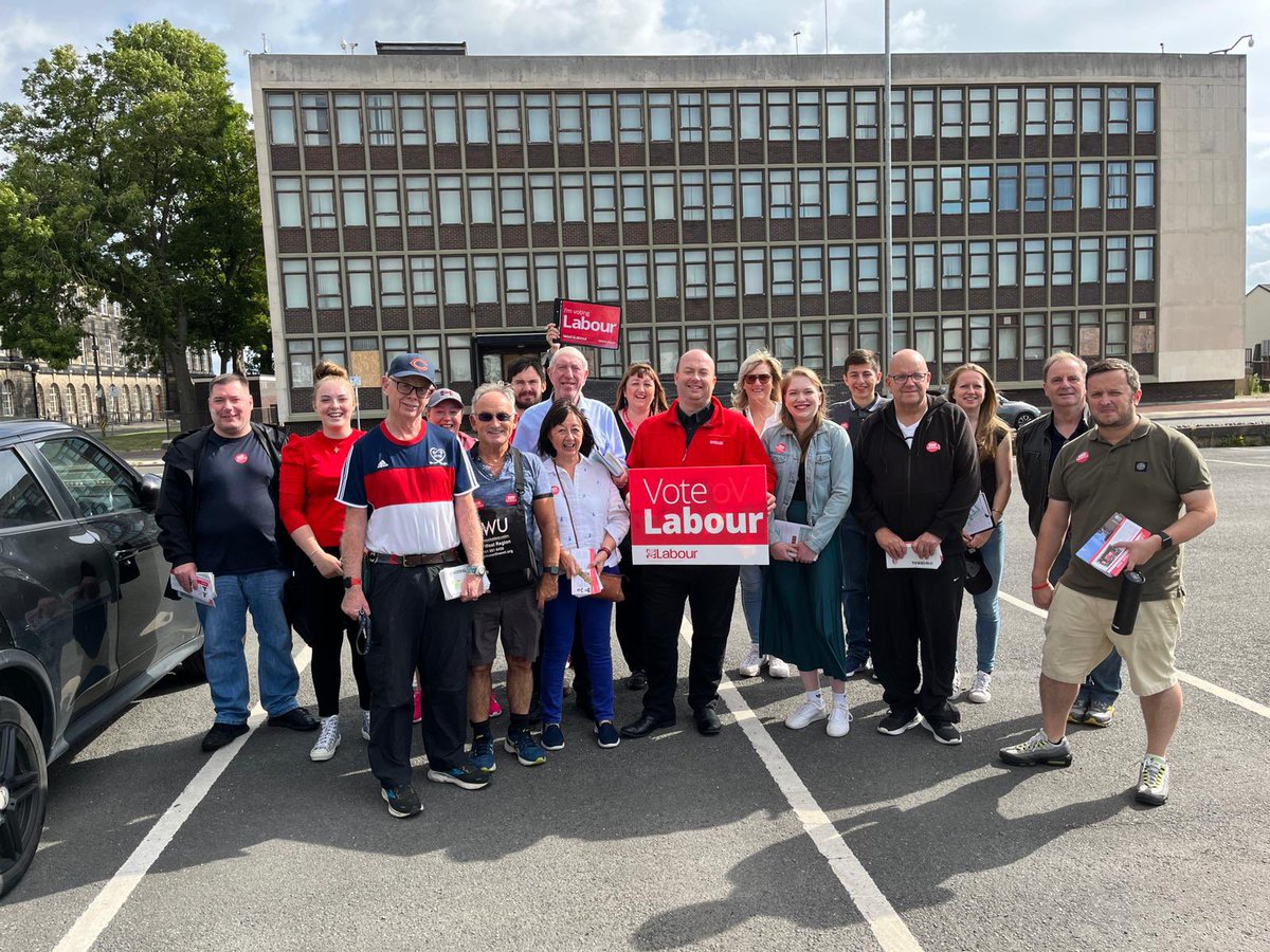 Members were out campaigning for <a href="/SeacombeLabour/">Cllr Paul Stuart</a> yesterday 🌹

#LabourDoorstep