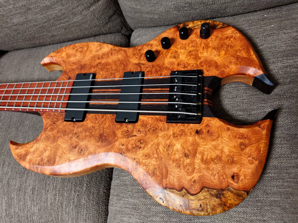 MtdS6's tweet photo. My new gear！
滋賀の工房メタルファームさん（@metal_farm）に制作していただいたフルオーダーベースです！
見ての通り(？)「SGの5弦ベースが欲しい！」からはじまりました

コンセプトは煮詰めた結果
スルーネック
ウェンジ、ブビンガのネック
ボディトップはバール材のマッチングヘッド https://t.co/1vFQl14azm