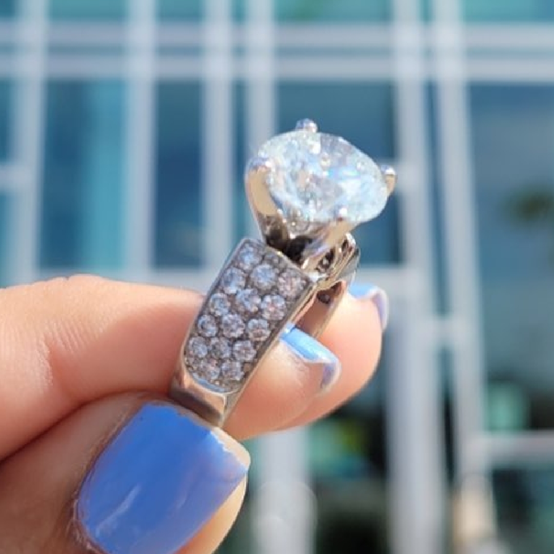 ThatsJared's tweet image. Say YES to this custom 5 carat diamond engagement ring. 💎 If you can imagine it, we can create it together! Tap the link in bio to book an appointment. #JaredEmployee #OnlyAtJared #CustomDesignByJared IG @ jessica.murphy_sarasota.girl

Learn more: Jared.com/custom