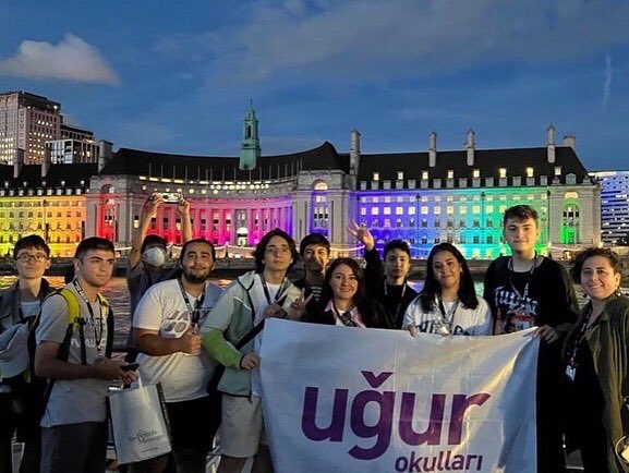 Uğurlu öğrencilerimiz, Royal Holloway, University of London’da 2 hafta boyunca devam eden ‘İngiltere Yaz Kampı’nda İngilizce becerilerini geliştirdi.

Öğrencilerimiz, düzenlenen sosyal aktiviteler ve geziler ile İngiliz kültürünü yakından deneyimledi. 💜

#UğurluOlmak