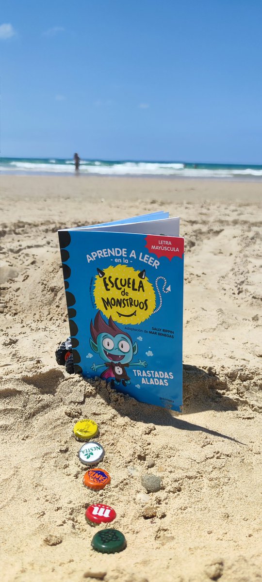 valcarcel_mi's tweet photo. #Veranito, aprendiendo a #leerconmayusculas con #Montena y disfrutando de la increíble #VirginiaFeito y su #LaSeñoraMarch @LumenEdit...Bien acompañados siempre con los #lecturas de @penguinrandom https://t.co/1gJahBxxYi