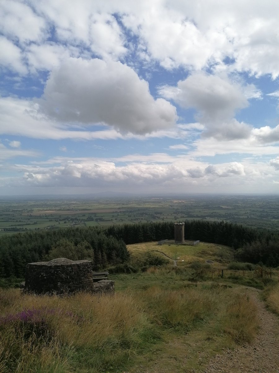 nihongoutatime's tweet image. 400m ちょっとの山に登ってきました。
日本のデコボコ風景を見たあとに、アイルランドの平らな景色を見ると、少しの寂しさ、懐かしさと、今目の前にある景色に癒やされる、そんな入り混じった気持ちになる。
#devilsbit