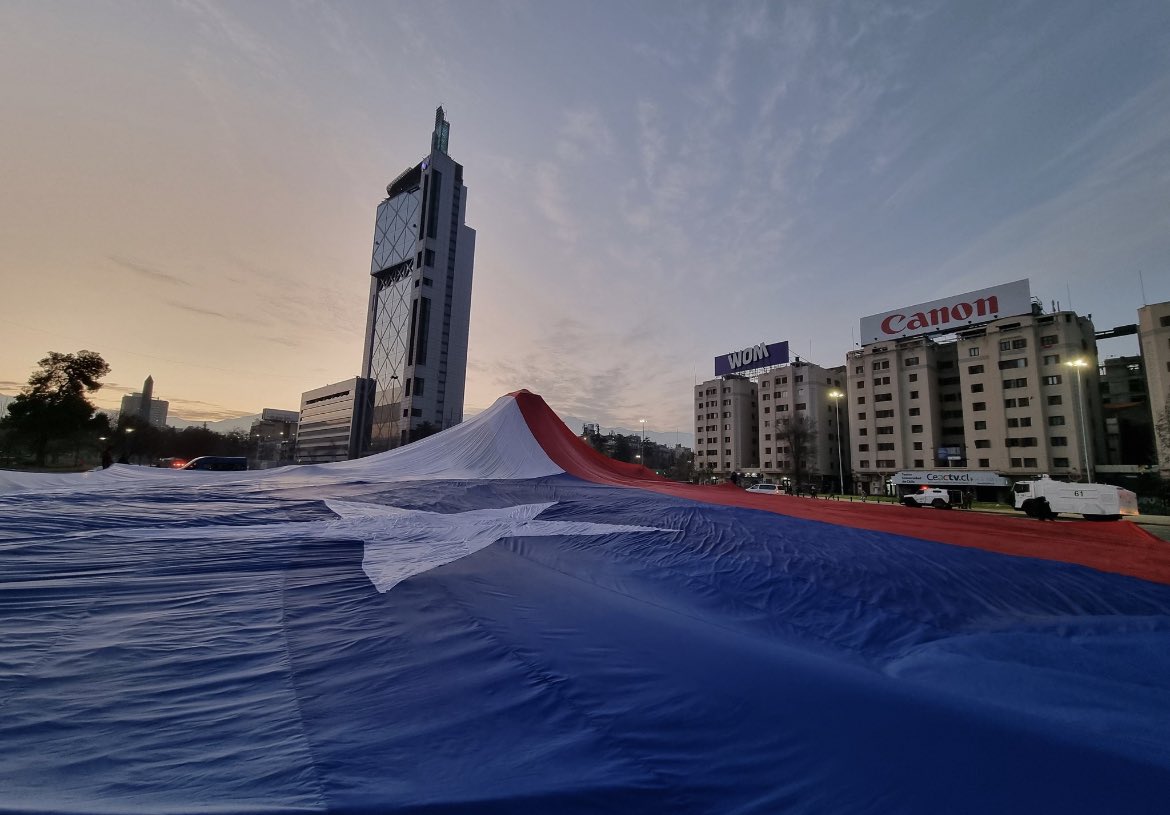 KichaChilena's tweet photo. Plaza Baquedano amanece cubierta de una bandera Chilena gigante 🥰

Recuperemos Chile, votemos #RechazoConFuerza https://t.co/BLI0E6Q7rC