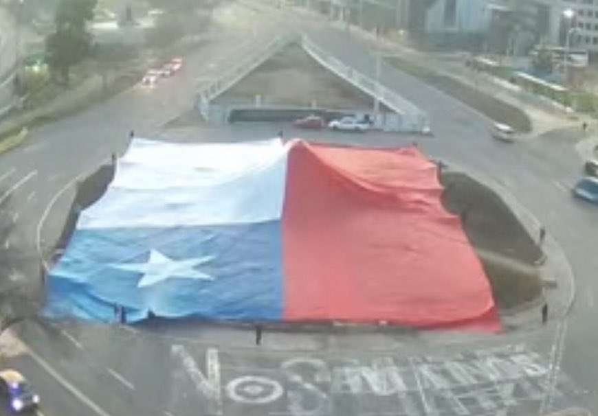 Plaza Baquedano amanece cubierta de una bandera Chilena gigante 🥰

Recuperemos Chile, votemos #RechazoConFuerza