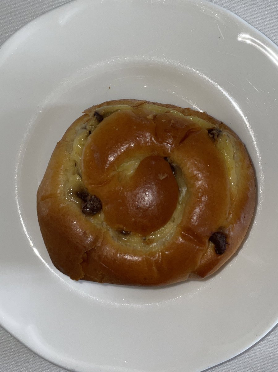 mamunch3's tweet photo. brioche roll with chocolate chips + iced coffee nom https://t.co/0UigXOuQnZ