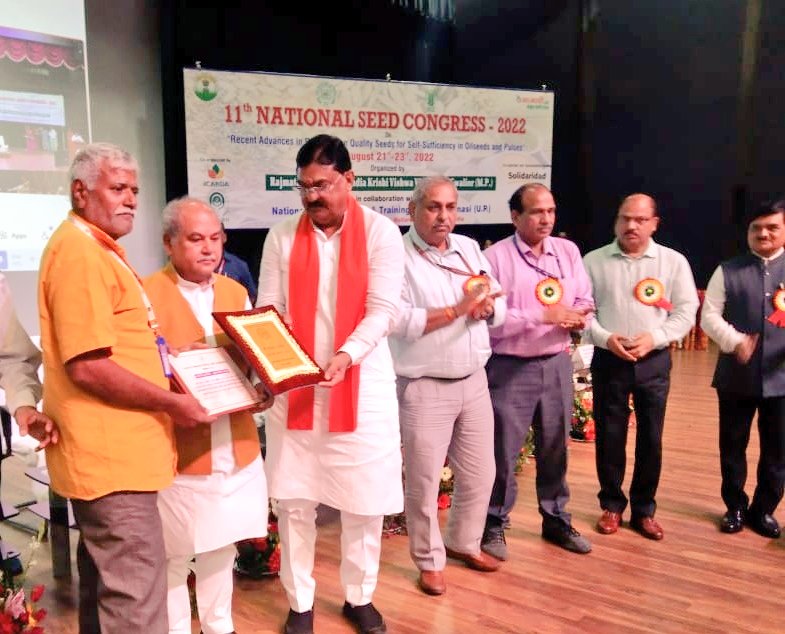 KamalPatelBJP's tweet photo. आज केंद्रीय कृषि मंत्री श्री @nstomar जी के साथ राजमाता विजयाराजे सिंधिया कृषि विश्वविद्यालय, ग्वालियर के नवनिर्मित सभागार का लोकार्पण एवं 11वीं नेशनल सीड कांग्रेस 2022 के शुभारम्भ कार्यक्रम में सम्मिलित हुआ।

कार्यक्रम में केंद्रीय मंत्री श्री @JM_Scindia जी वर्चुअली शामिल हुए। https://t.co/uB7qFYs16b