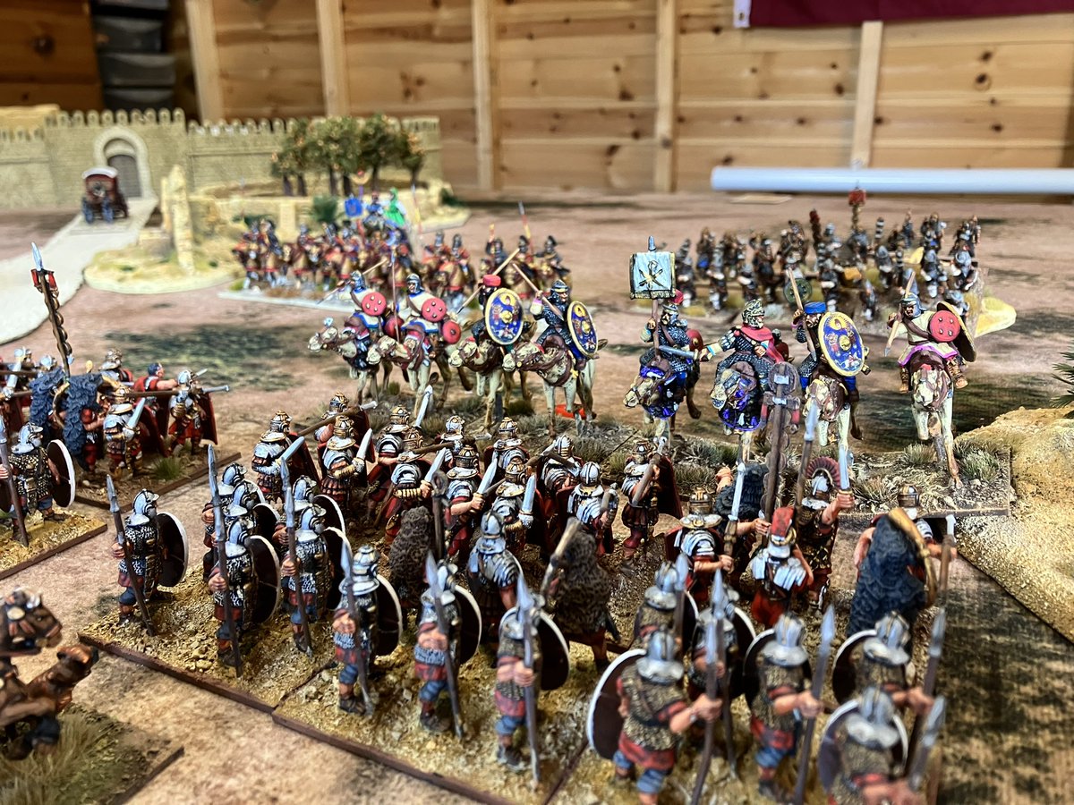 gareth_lane's tweet photo. Heavy hand to hand fighting ensured on both flanks, with horse, camel and foot infantry clashing. Niger’s force lost two units in the opening engagements, was this a bad omen for eastern army.
#28mm #romancivilwar https://t.co/EN5rV7bpDI