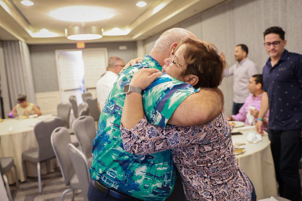 Antes de celebrarse la Junta Estatal del <a href="/pnp_pr/">Partido Nuevo Progresista</a>, compartí con los actuales y futuros representantes, alcaldes y presidentes municipales en un desayuno acompañado de <a href="/pedropierluisi/">Pedro R. Pierluisi</a>. #UnEqupo 🌴