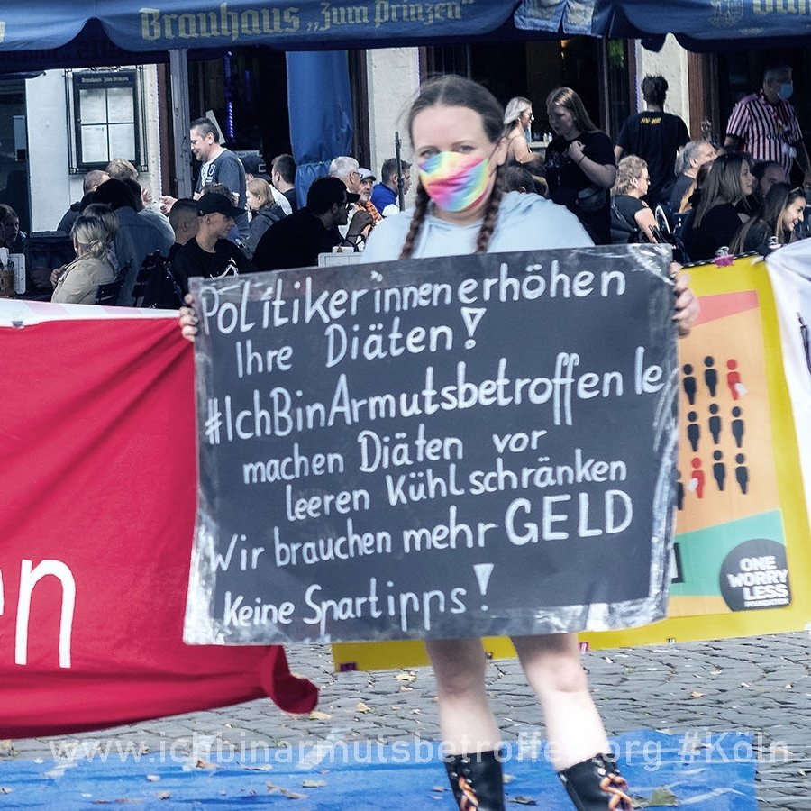KleesButterfly's tweet photo. #Köln 20.8.22
#Smartmob
#IchBinArmutsbetroffen https://t.co/nej0nk1eYT