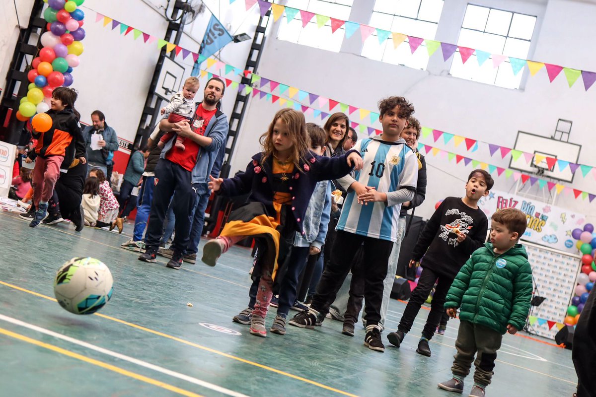 somostelam's tweet photo. 🎈Feliz #DiaDeLasInfancias 🎊
Abrazamos a les SiPreBiTAS en su día, con la alegría del festejo compartido y el deseo de seguir construyendo espacios de encuentro para las familias de nuestro gremio. 
🫂 ¡El sindicato lo hacemos entre todes!
📸 Cris Sille
#SiPreBA2022
#SiPrebitas https://t.co/C4cTyL1EkM
