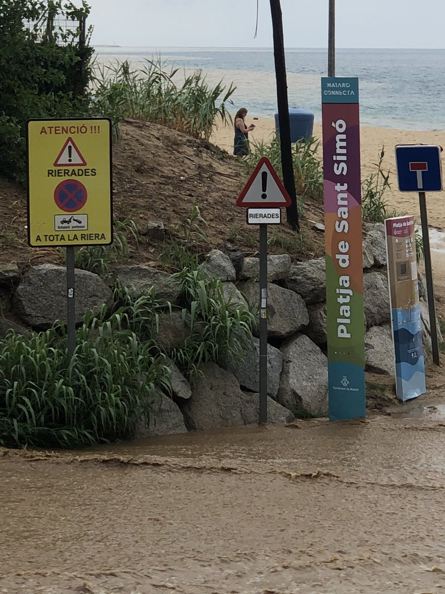 Jorge_Maella's tweet photo. En Mataró, fuerte tormenta.  Así ha bajado la riera de Sant Simó hace unos minutos. @ElTiempoA3 @A3Noticias #tutiempoa3n https://t.co/oOy6UjwaP8