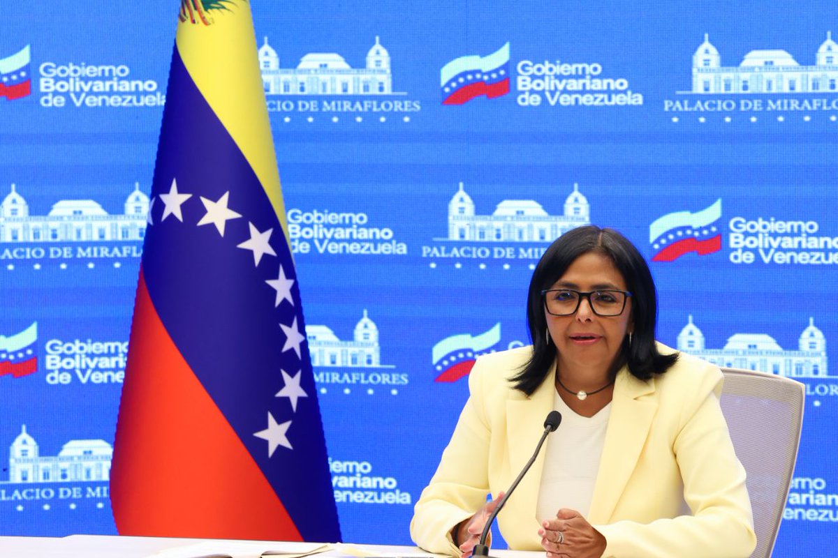 mippci_ven's tweet photo. 📢¡𝐀𝐬í 𝐥𝐨 𝐃𝐢𝐣𝐨!🇻🇪
VP @delcyrodriguezv: Nosotros tenemos almacenes con reservas de meses porque con la salud del pueblo venezolano no se juega, no está en discusión a pesar del bloqueo y de las dificultades financieras. 
#1X10DelBuenGobierno https://t.co/rNzlB2W8BD