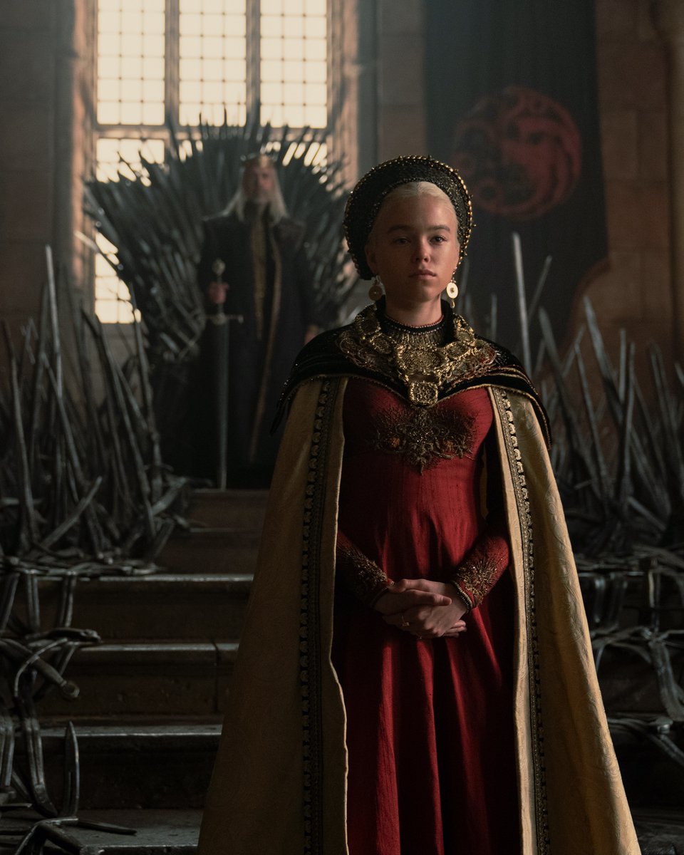 HBOMaxLat's tweet photo. Que comience la lucha por el Trono de Hierro.

#LaCasaDelDragón estrena esta noche en HBO Max. #HouseoftheDragon 
🇲🇽🇨🇴🇵🇪🇪🇨: 8PM
🇨🇱🇻🇪🇧🇴: 9PM
🇦🇷: 10PM https://t.co/y8Z5uY5KXH
